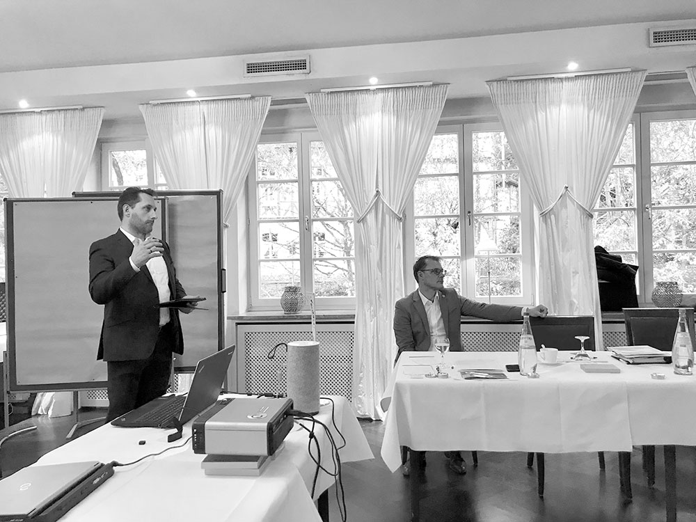 Geschäftsführer Dirk Dietzel referiert über Dienstleistungsangebote der Firma Wepa. Er beschreibt beispielsweise anhand von Zahlen und Fakten die Prozess-Schritte, Intervalle und Einsparungen die bei Packplatzoptimierungen durch Wepa Verpackungen entscheidend für einen Erfolg beim Kunden waren.