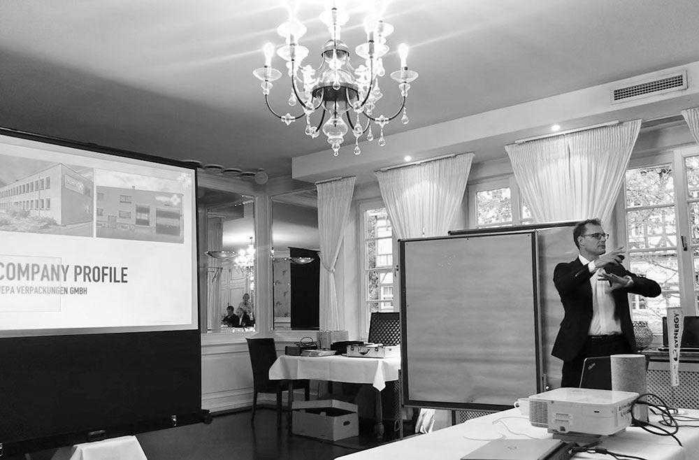 Geschäftsführer Heico Berner-Dietzel spricht zum Fachpublikum über die Spezialitäten der Firma Wepa Verpackungen GmbH. Intralogistik, Verpackungsentwicklung und Prozessoptimierung.