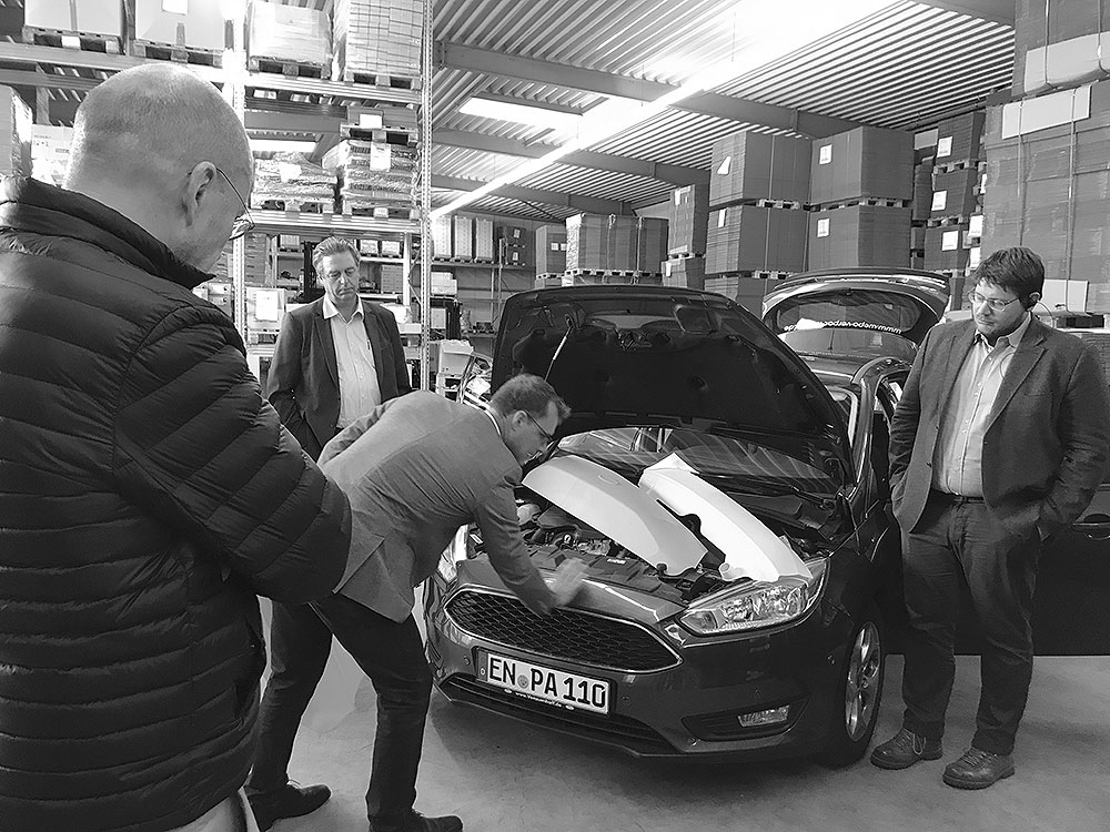 Geschäftsführer und Ingenieur Heico Berner-Dietzel präsentiert die im Hause Wepa entwickelten Schutzvorrichtungen die bei der Endmontage sowie Lackierarbeiten in der Automobilindustrie eingesetzt werden.