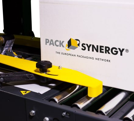 Perfekte Einstellungsmöglichkeiten über Seitenführungen, obere Leerlaufrollen und zusätzlich 4 obere und untere Transportbänder